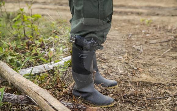 La mayoría de guerrilleros porta una segunda arma, en este caso es una pistola calibre nueve milímetros. FOTO Esteban Vanegas
