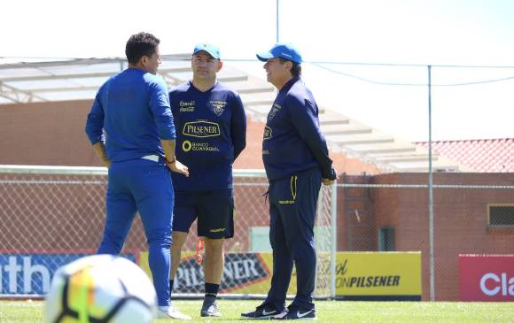El técnico Hernán Darío Gómez habla con uno de los jugadores de la selección ecuatoriana de fútbol. FOTO CORTESÍA-FEF