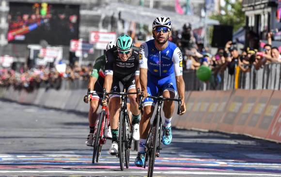 Fernando Gaviria viene de ser 28° en el París-Tours, en el que sufrió una caída. Venció su compañero Matteo Trentin. FOTO EFE
