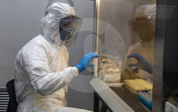 De acuerdo con los datos del Instituto Nacional de Salud, hasta ayer se procesaron 171.799 pruebas, de las cuales el 11 % han salido positivas. FOTO Esteban Vanegas