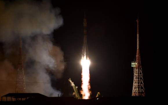 La nave se acoplará a la plataforma orbital dentro de seis horas, tras dar cuatro vueltas alrededor de la Tierra. FOTO AFP