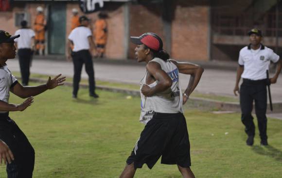 Hinchas del Cúcuta invadieron la cancha del General Santander antes de finalizar el encuentro. FOTO COLPRENSA