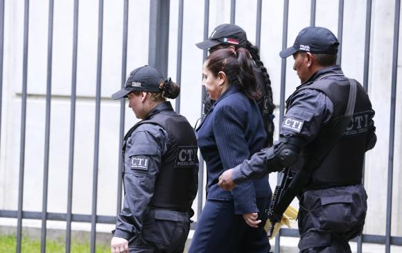 María del Pilar Hurtado, minutos antes de ser llevada al Tribunal Superior de Bogotá para la audiencia de legalización de captura. FOTO COLPRENSA