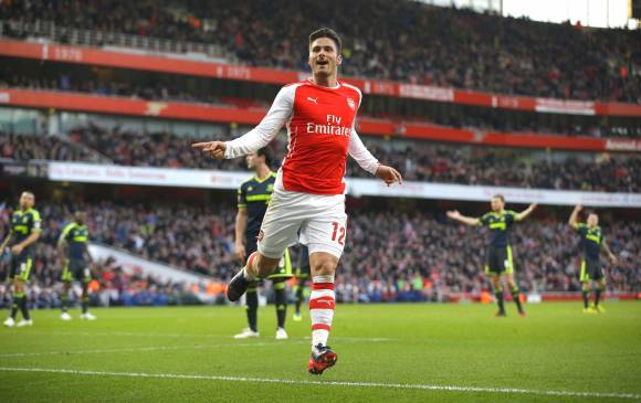 Dos goles de Giroud le sirvieron al Arsenal para instalarse en cuartos de final. FOTO AP