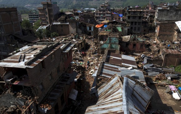 Escenas de pánico se volvieron a vivir en Nepal por cuenta del nuevo terremoto que sacudió al país asiático este martes. FOTO REUTERS
