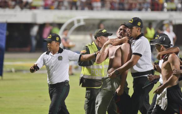 Hinchas del Cúcuta invadieron la cancha del General Santander antes de finalizar el encuentro. FOTO COLPRENSA