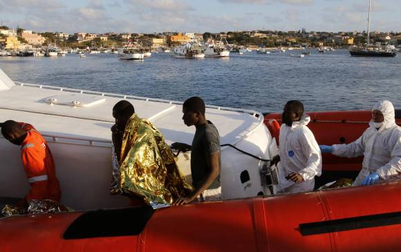 El drama de los inmigrantes africanos que llegan de manera ilegal a Italia ha cobrado cientos de vidas. FOTO REUTERS