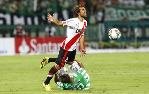 Leonardo Ponzio y Edwin Cardona uno de los duelos del partido en el Atanasio.