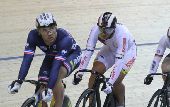 Dos de los más grandes velocistas del momento, Pervis (izquierda) y Puerta, se enfrentaron en las semifinales del keirin, logrando la victoria el primero de ellos. FOTO cortesía fedeciclismo