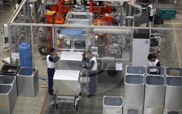 Industrias Haceb es una de las empresas antioqueñas líderes en renovación tecnológica y digitalización de procesos con la planta para fabricar lavadoras, en Copacabana. FOTO manuel saldarriaga