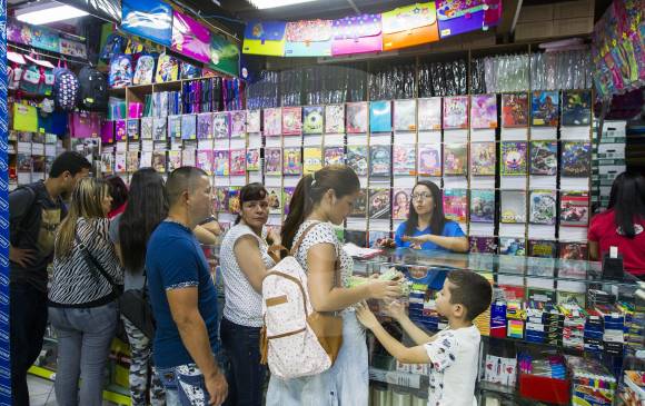 La temporada escolar impulsa sectores de la economía como por ejemplo textil y calzado, debido a que los estudiantes requieren uniformes, zapatos, morrales y loncheras. FOTO Jaime Pérez