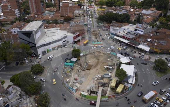 El intercambio vial de la Avenida 80 con la calle Colombia se construye desde 2019 y será integrado al costo final de la obra. FOTO MANUEL SALDARRIAGA