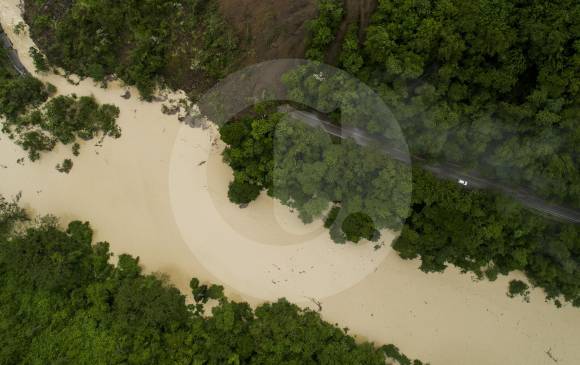 El desprendimiento taponó el cauce de la quebrada La Sinifaná. Cierre de la vía, entre Amagá y Bolombolo, es indefinido, según informó la Concesionaria Vial del Pacífico. FOTO ESTEBAN VANEGAS