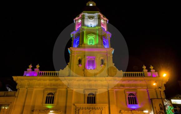 La Catedral Nuestra Señora de las Mercedes también fue decorada con luces de colores.