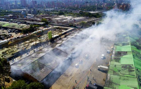 Después de las 6:00 a.m. del lunes, luego de más de 5 horas de trabajo de 90 bomberos con 12 carros, todavía había focos de fuego en Las Malvinas. FOTOS Róbinson Sáenz y Juan D. Úsuga.
