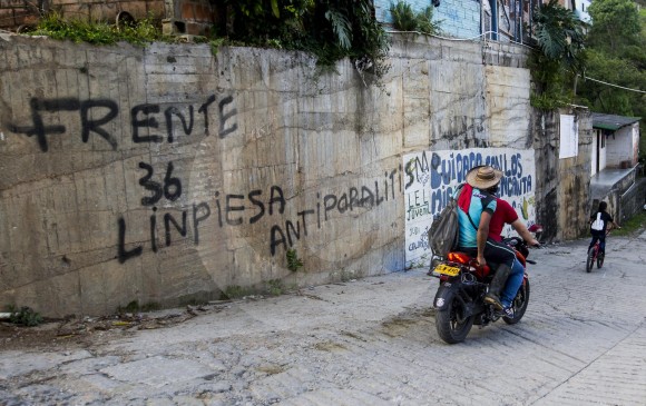 En Briceño iniciaron las disidencias del frente 36 de las Farc. Allí pintaron muros, calles y fachadas. FOTO Jaime Pérez