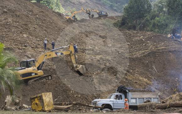 Así transcurren las labores de rescate en la autpista Medellín Bogotá, kilómetro 12. FOTO Edwin Bustamante