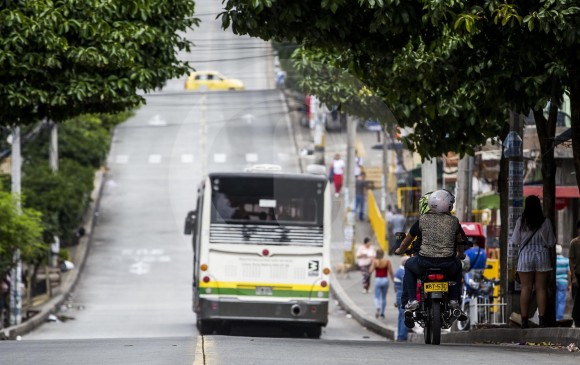 Intimidaciones a conductores provienen, de acuerdo con la Policía Metropolitana, de quienes conducen vehículos y motos, que no respetan el carril exclusivo de los buses. FOTO Julio Herrera