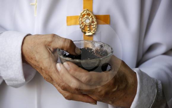 La ceniza está hecha con las palmas usadas en el Domingo de Ramos de la Semana Santa del año anterior. Las parroquias pueden hacerla o recibirla de la Arquidiócesis. FOTO MANUEL SALDARRIAGA QUINTERO