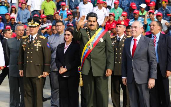 El presidente de Venezuela, Nicolás Maduro, realizó un acto en el estado de Bolívar para conmemorar el bicentenario de la batalla de San Félix (foto). Al salir fue agredido por la multitud. FOTO afp 