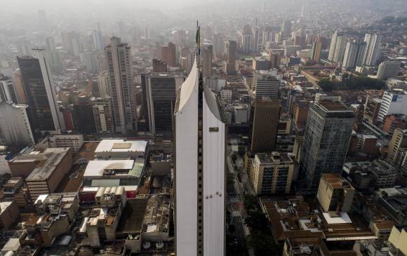Con 175 metros de altura, el Centro Coltejer sigue siendo el edificio más alto de Medellín. Contiguo a este han surgido otros en el sector. FOTO Esteban Vanegas
