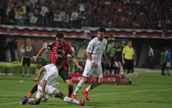 Acción del juego entre motilones y verdolagas en el estadio General Santander. Victoria nacionalista 1-3. FOTO COLPRENSA-LA OPINIÓN