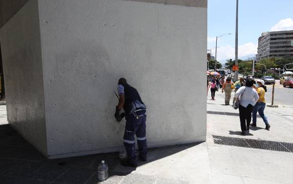 Limpieza de locales comerciales de la avenida Oriental con La Playa, afectados en los disturbios del 21 de septiembre. FOTO EDWIN BUSTAMANTE