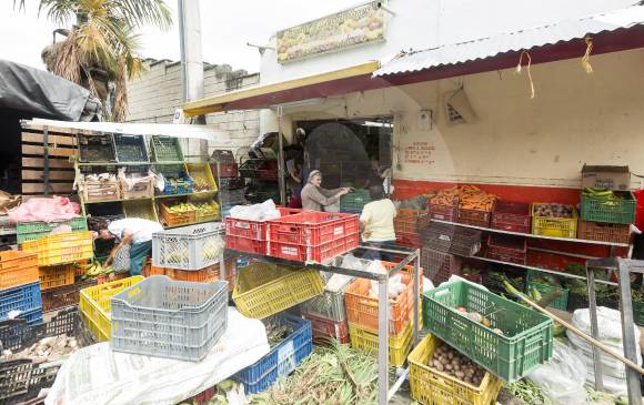 Uno de los principales lugares de encuentro en una comunidad son sus plazas de mercado, aquí trabajan de sol a sol Gerardo Marín y “Nacho”. FOTO Camilo Suárez Echeverry.