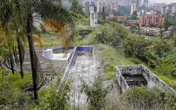 Del edificio Space solo sobreviven el espacio de la piscina y restos de un ducto de ascensor. La venta del lote está enredada. FOTOs: jaime pérez
