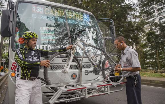 José Vasco usó ayer por primera vez el portabicicletas y le pareció un excelente servicio. FOTO edwin bustamante 