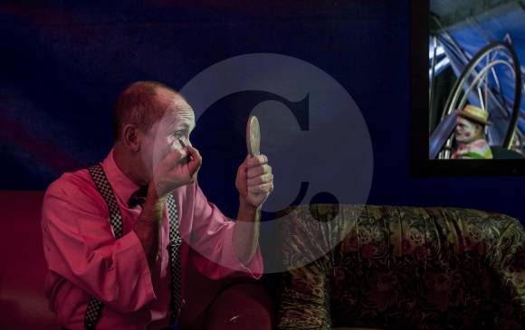 Los artistas del Circo Medellín entrenan cada día para la función del domingo. Candelita, payaso y jardinero, además del circo, actúa en fiestas privadas. FOTO Santiago Mesa Rico y Cortesía