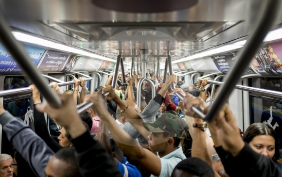 El Metro de Medellín reforzó las acciones de prevención dentro de los vagones para contener la propagación del virus. FOTO juan a. sánchez