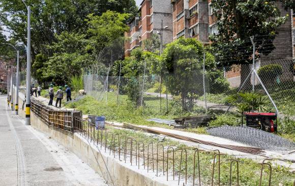 Contratistas del Metro iniciaron las obras de recuperación de mallas en la parte trasera de la unidad Loyola. FOTO Emanuel zerbos.