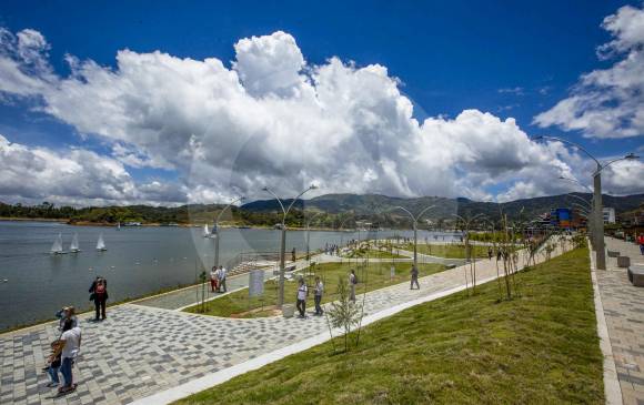 Las obras comprenden la adecuación del parque lineal en la orilla del embalse, para lo cual se construyó un terraplén mediante el sistema de “geobolsas” llenas de tierra. FOTO EDWIN BUSTAMANTE