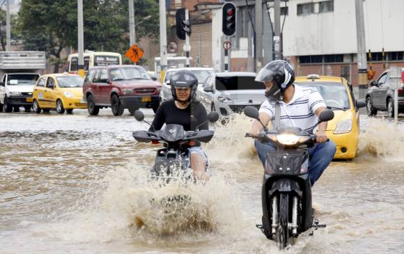 Este gigantesco charco se formó en la calle 30 con la autopista Sur. FotoS Mario Valencia y Donaldo Zuluaga