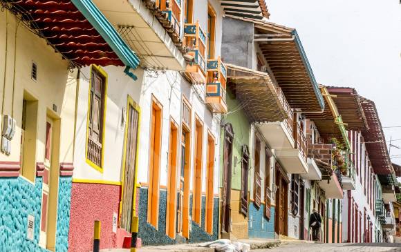 Las calles del pueblo se caracterizan por sus casonas coloridas, típicas del siglo XIX.FOTO Juan Antonio Sánchez