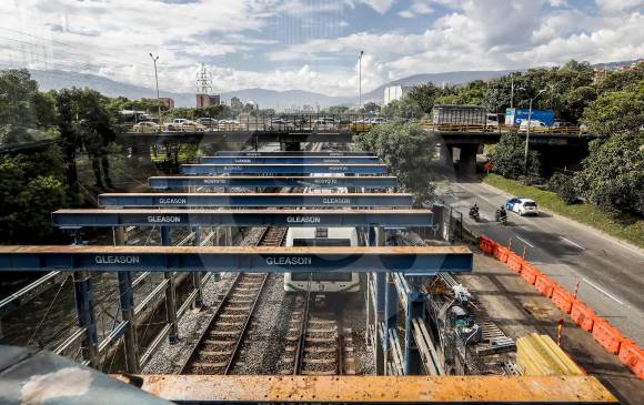 Así avanza la obra en el costado norte de la estación Aguacatala. La nueva área permitirá redistribuir los flujos de pasajeros y agilizar la compra de tiquetes con taquillas anexas. FOTO jaime pérez