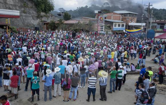Imagen de la concentración ayer alrededor de la sede temporal de los dirigentes de la Mesa Minera en Segovia, quienes entregan cada día un balance del paro. FOTO Manuel saldarriaga, enviado Especial