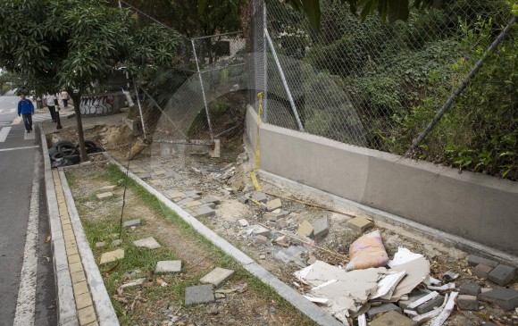 El barrio Girardot en el norte de Medellín sigue afectado por la creciente de su quebrada que desde el año pasado causó daños que no han sido reparados ni atendidos. FOTO Esteban Vanegas Londoño