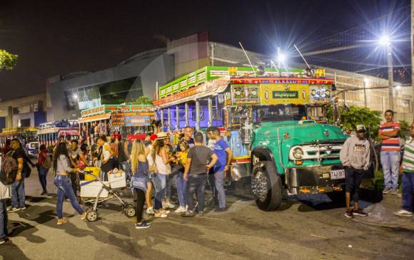 Numerosos grupos de personas acuden a abordar las chivas que estacionan en varios puntos de la ciudad. FOTO carlos velásquez