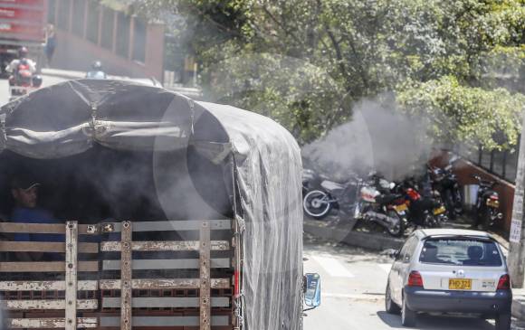 El Área Metropolitana ha llevado a cabo más de 212.123 mediciones de gases de vehículos en tres años, con el fin de controlar los carros chimenea. FOTO JAIME PÉREZ