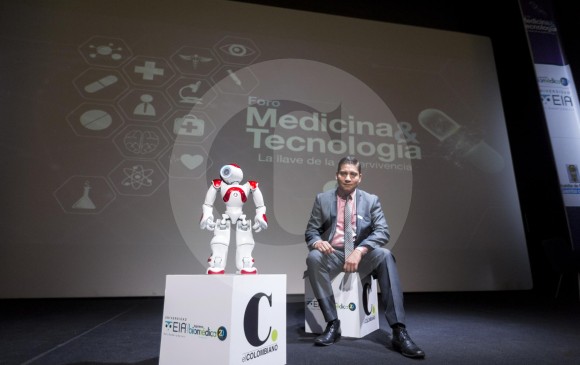Nao, robot de origen francés, acompaña al personal médico en terapias para niños del espectro autista y con cáncer. FOTO camilo Suárez