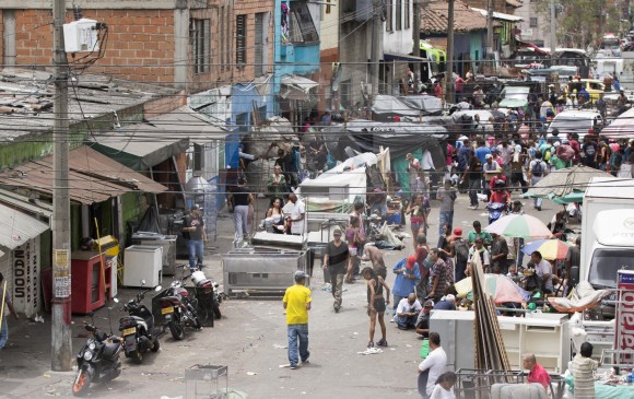 Pocos vehículos transitan por la carrera Cúcuta. En la zona se ubicaron dos baños públicos y una carpa de la Secretaría de Salud, pues hubo un brote de tuberculosis. FOTO edwin bustamante