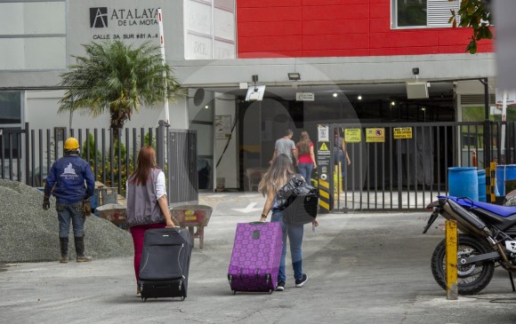 Cada residente puede entrar durante 20 minutos. La mayoría lleva maletas para guardar sus pertenencias y se ayudan con dos carritos de mercado. FOTO Carlos velásquez