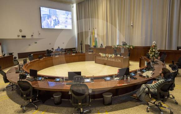 El debate se realizó de manera mixta, es decir, algunos estuvieron en el recinto y otros desde sus casas. FOTO edwin bustamante