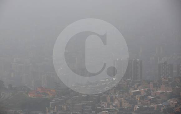 Aspecto de Medellín en la mañana de ayer. Las lluvias de intensidad media y alta cubren el Aburrá. FOTO Manuel Saldarriaga