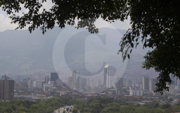 De nuevo la ciudad se vio afectada por la alta presencia de material particulado PM 2,5 en su aire, lo cual llevó a declarar la alerta naranja, que se mantendrá este viernes. FOTO MAnuel Saldarriaga