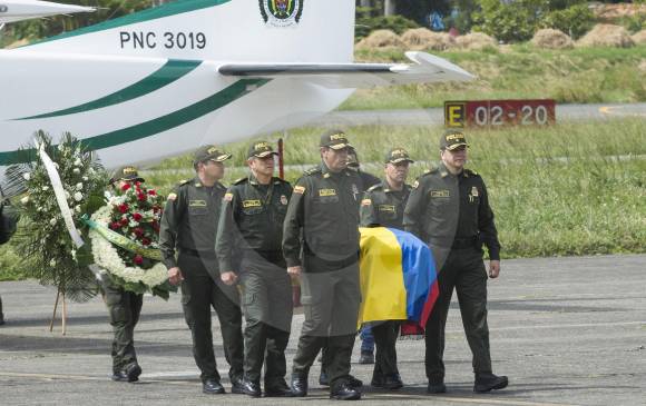 En diferentes ciudades del país han sido recibidos los policías que han muerto este año. En la foto, el cuerpo de uno de los cadetes que murió en el ataque del Eln en Bogotá. FOTO Edwin bustamante