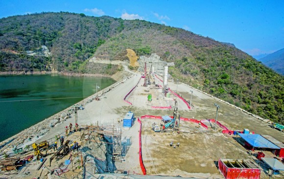 Imagen de la presa del proyecto hidroeléctrico. Actualmente está en la altura 418 metros sobre el nivel del mar. Debe alcanzar en este primer semestre su cota final: 435 m. FOTO JULIO CÉSAR HERRERA