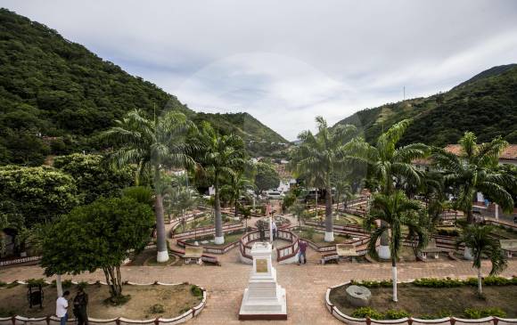 El parque central de El Carmen es uno de los principales atractivos de esa población que se encuentra en un área forestal protegida. Guamalito es el corregimiento más grande que tiene y allí el Eln ha dinamitado varias veces el oleoducto. FOTO Julio César Herrera